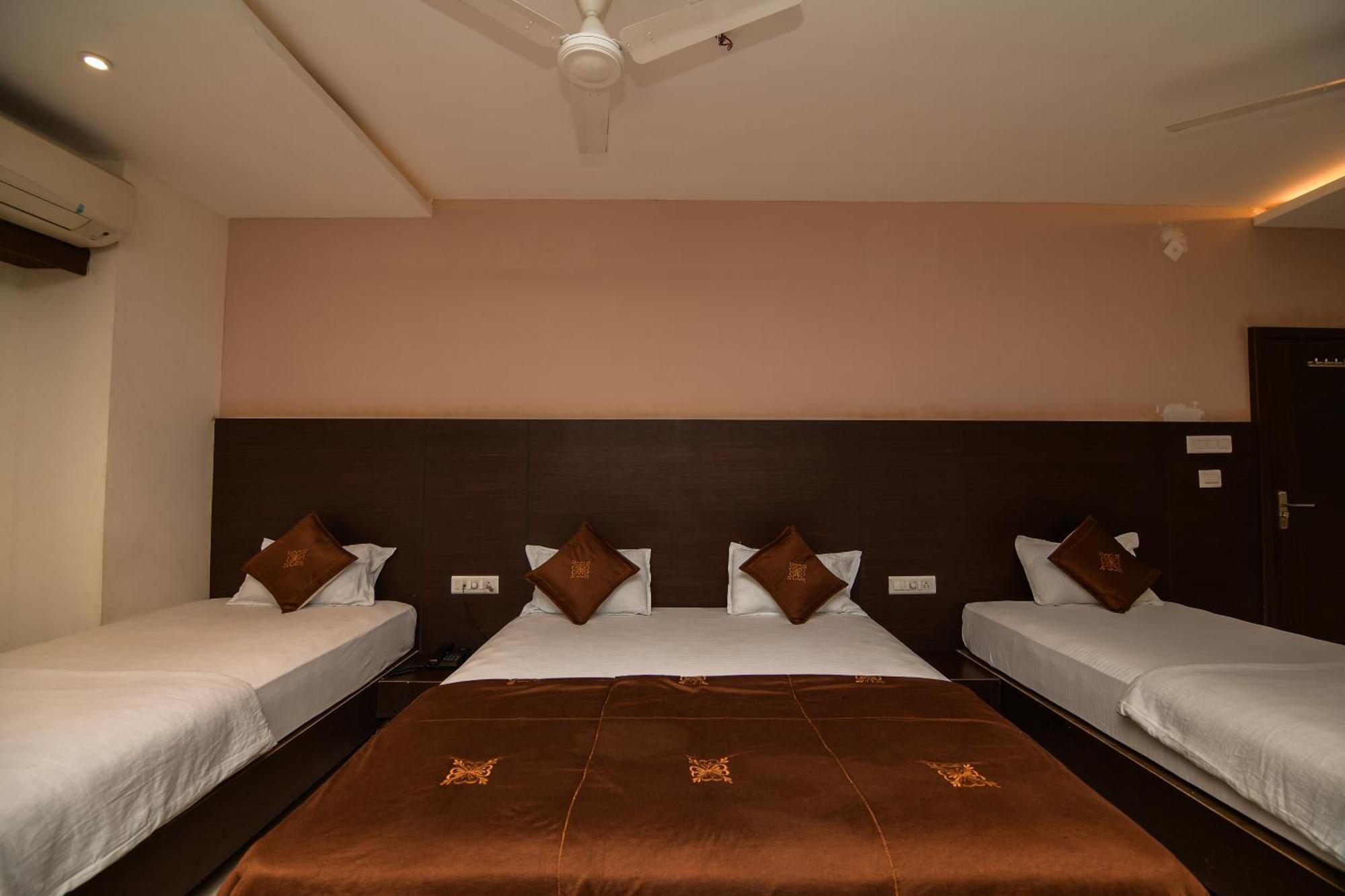 Shree Ram Hotel Ujjain Esterno foto