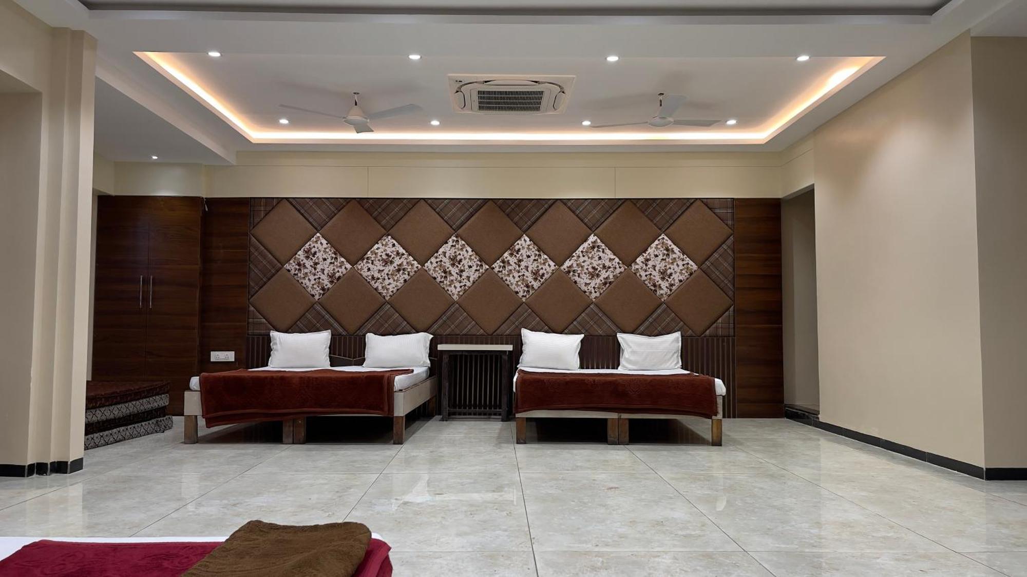 Shree Ram Hotel Ujjain Esterno foto