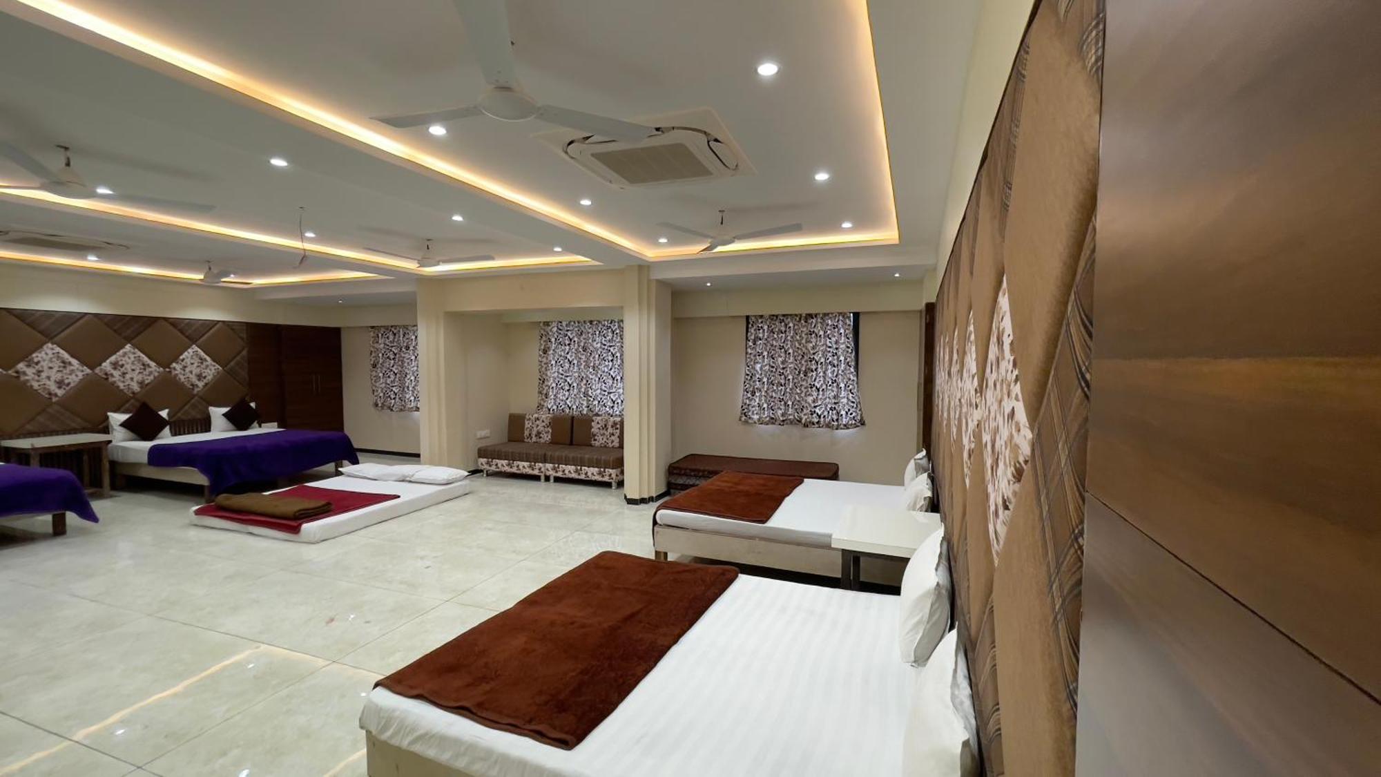 Shree Ram Hotel Ujjain Esterno foto